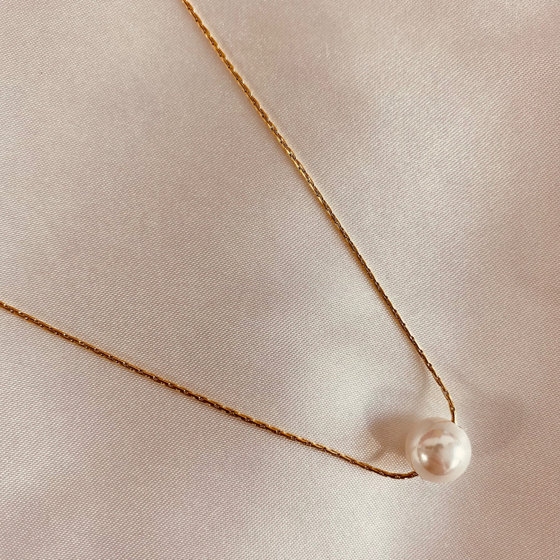fresh_water_pearl_pendant_on_18K_gold_chain
