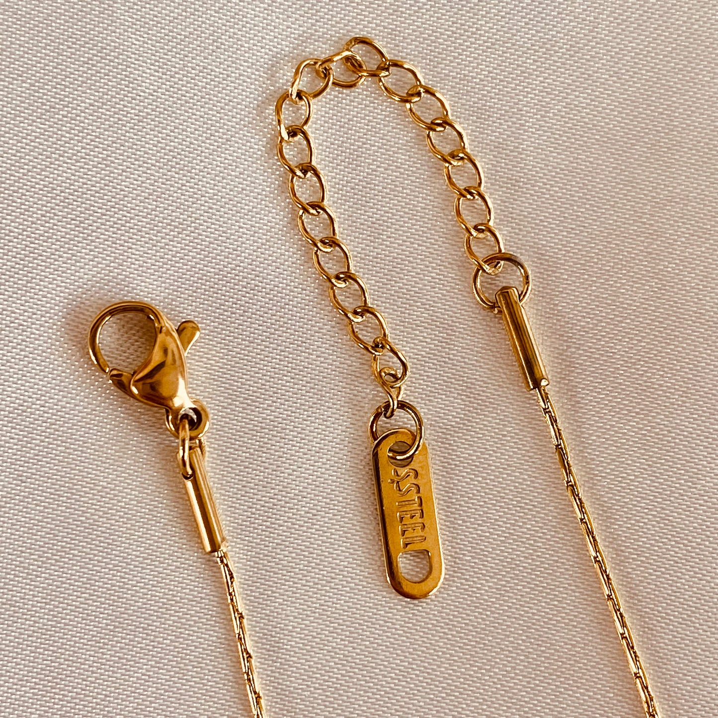 fresh_water_pearl_pendant_on_18K_gold_chain