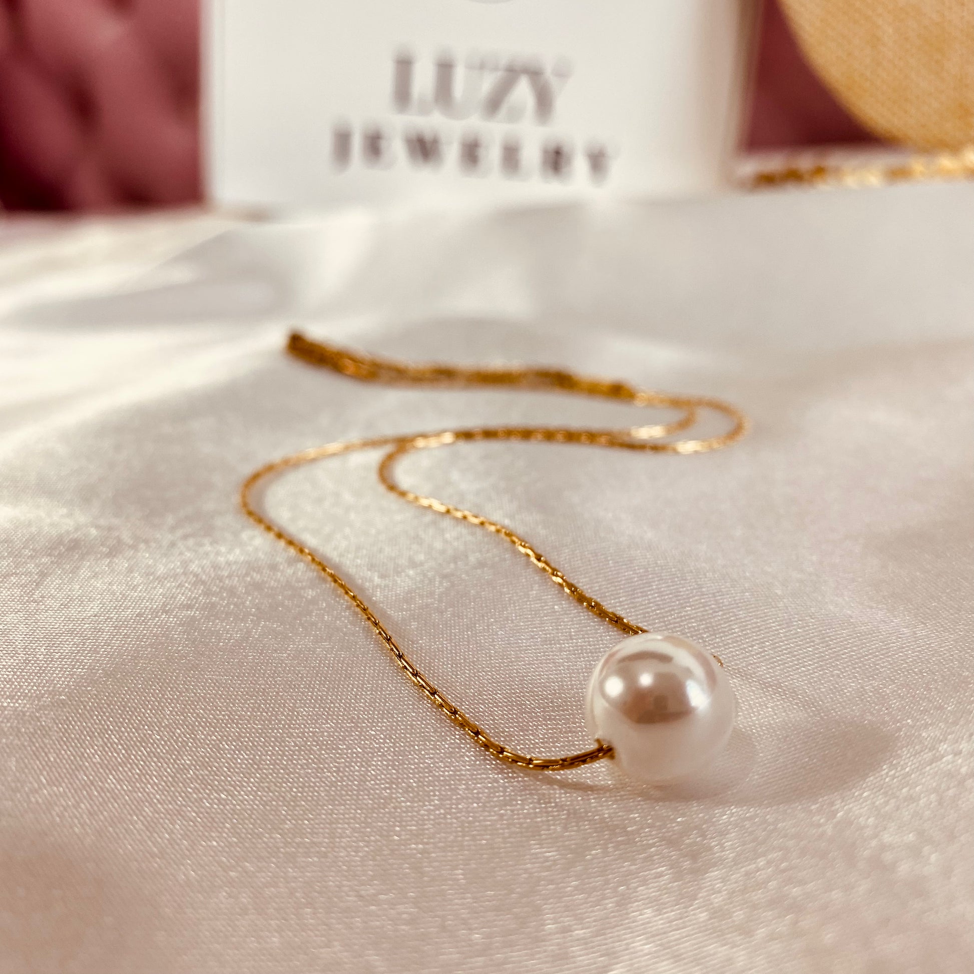 fresh_water_pearl_pendant_on_18K_gold_chain