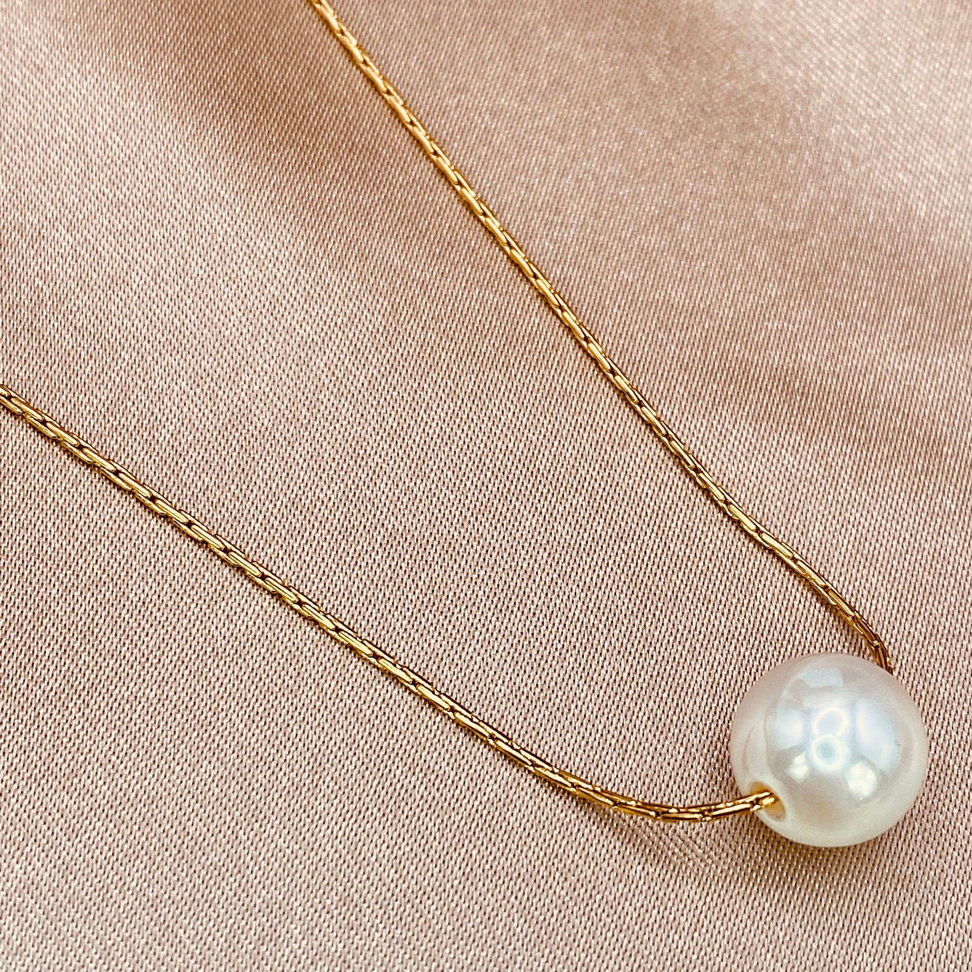 fresh_water_pearl_pendant_on_18K_gold_chain