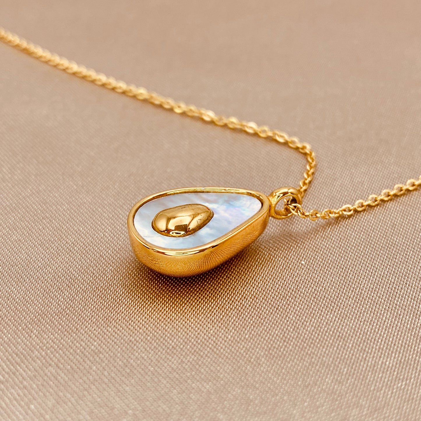 18k_gold_necklace_with_mother_of_pearl_avocado_pendant