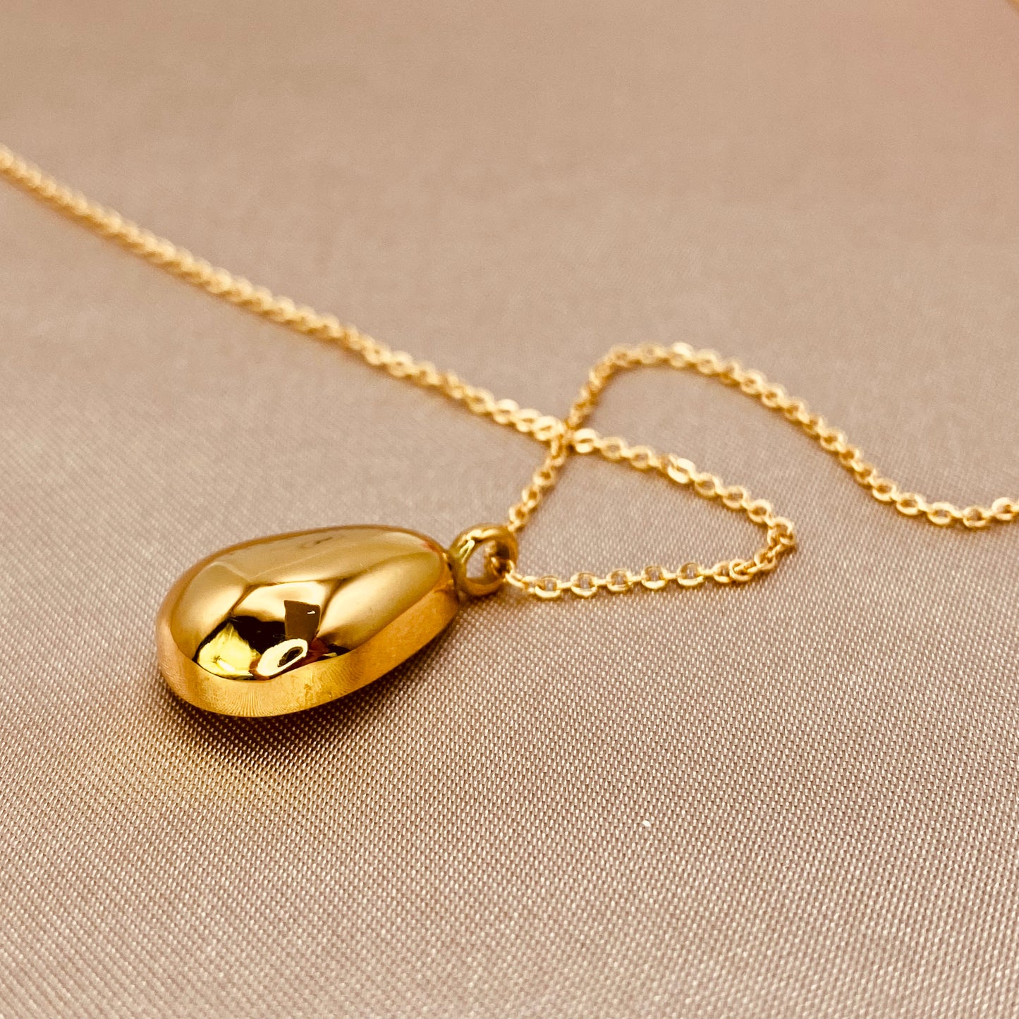 18k_gold_necklace_with_mother_of_pearl_avocado_pendant
