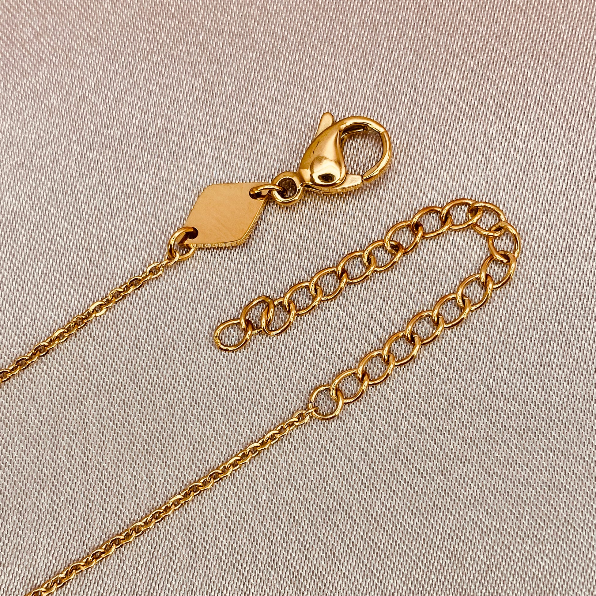 18k_gold_necklace_with_mother_of_pearl_avocado_pendant