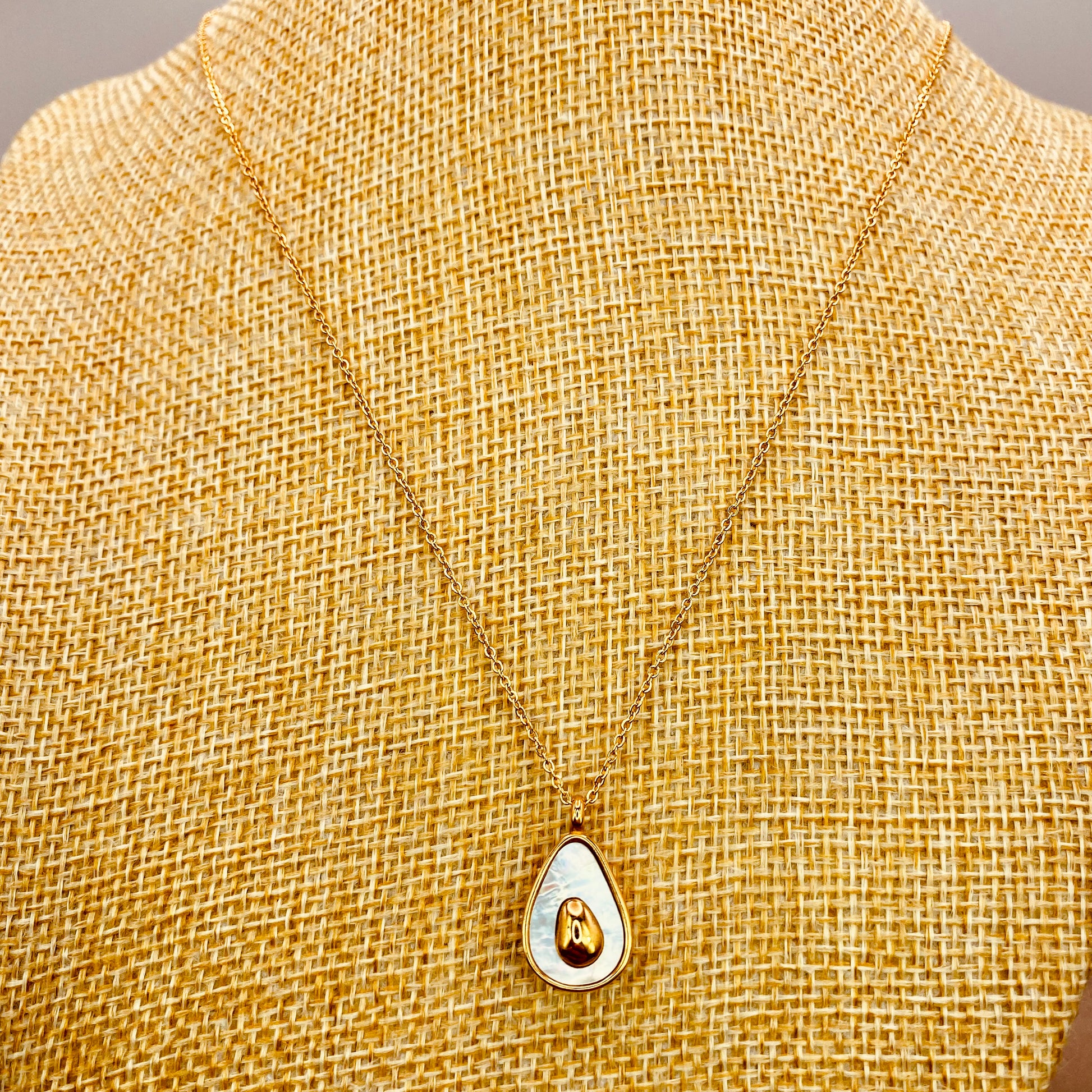 18k_gold_necklace_with_mother_of_pearl_avocado_pendant