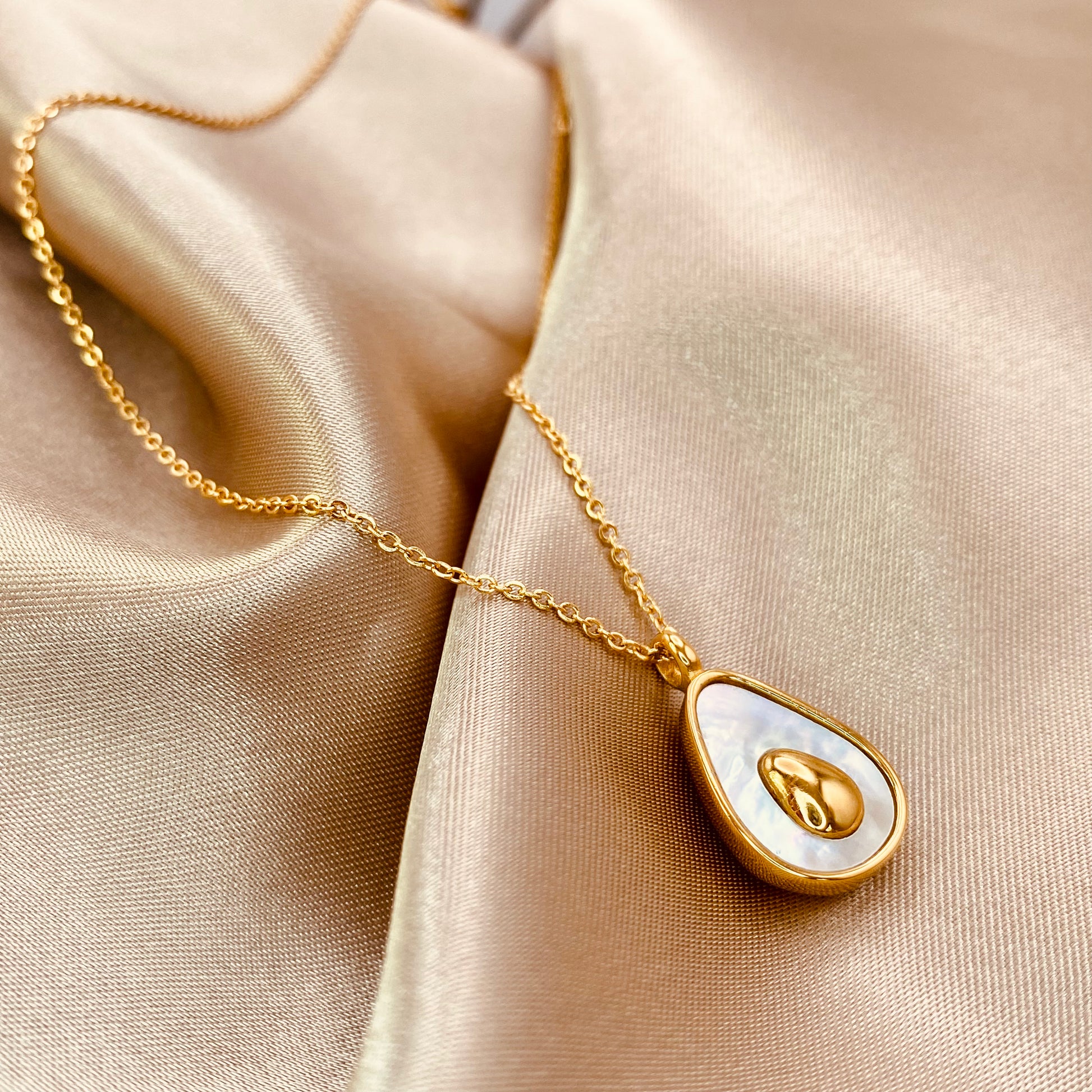 18k_gold_necklace_with_mother_of_pearl_avocado_pendant