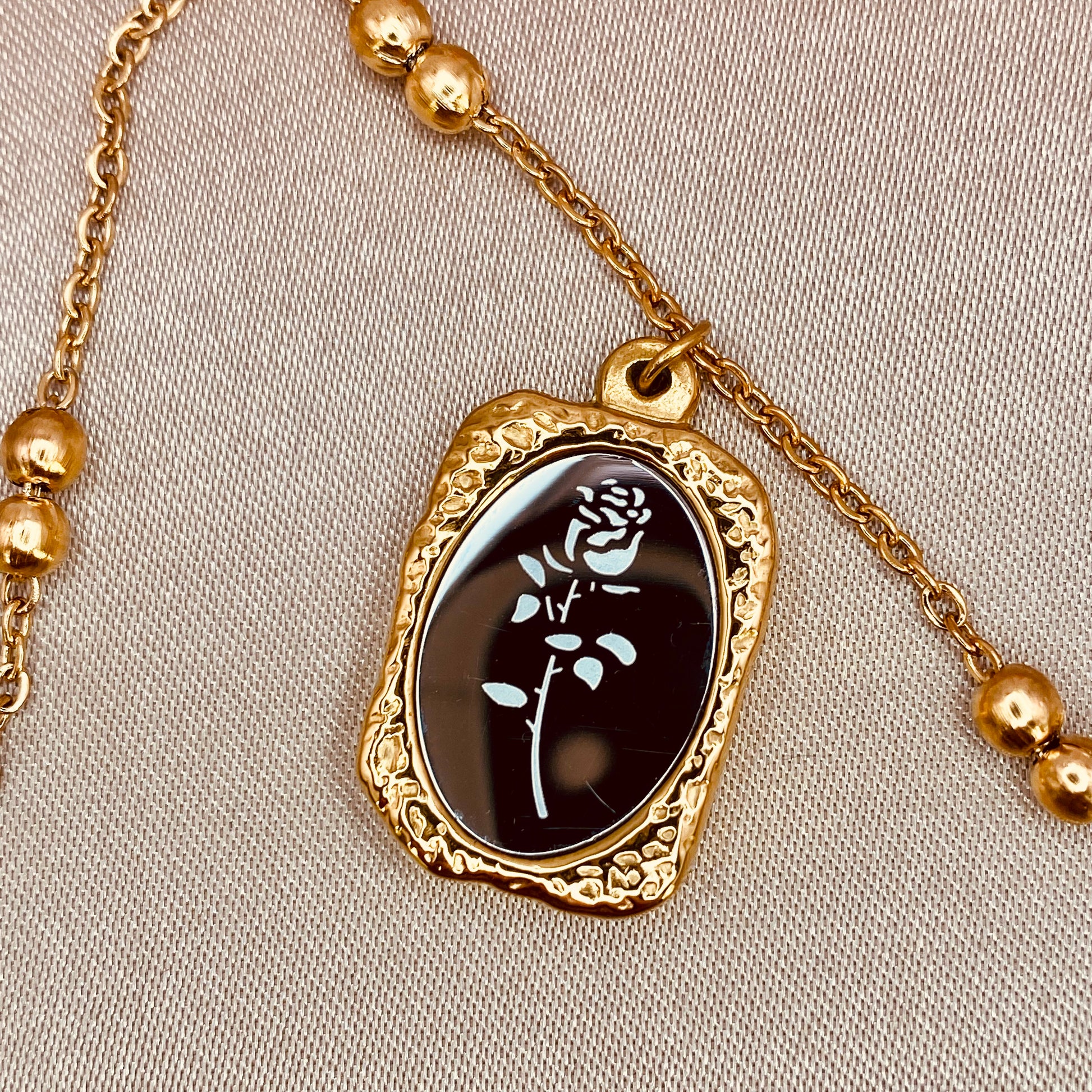 double_bead_necklace_gold_with_engraved_rose_pendant