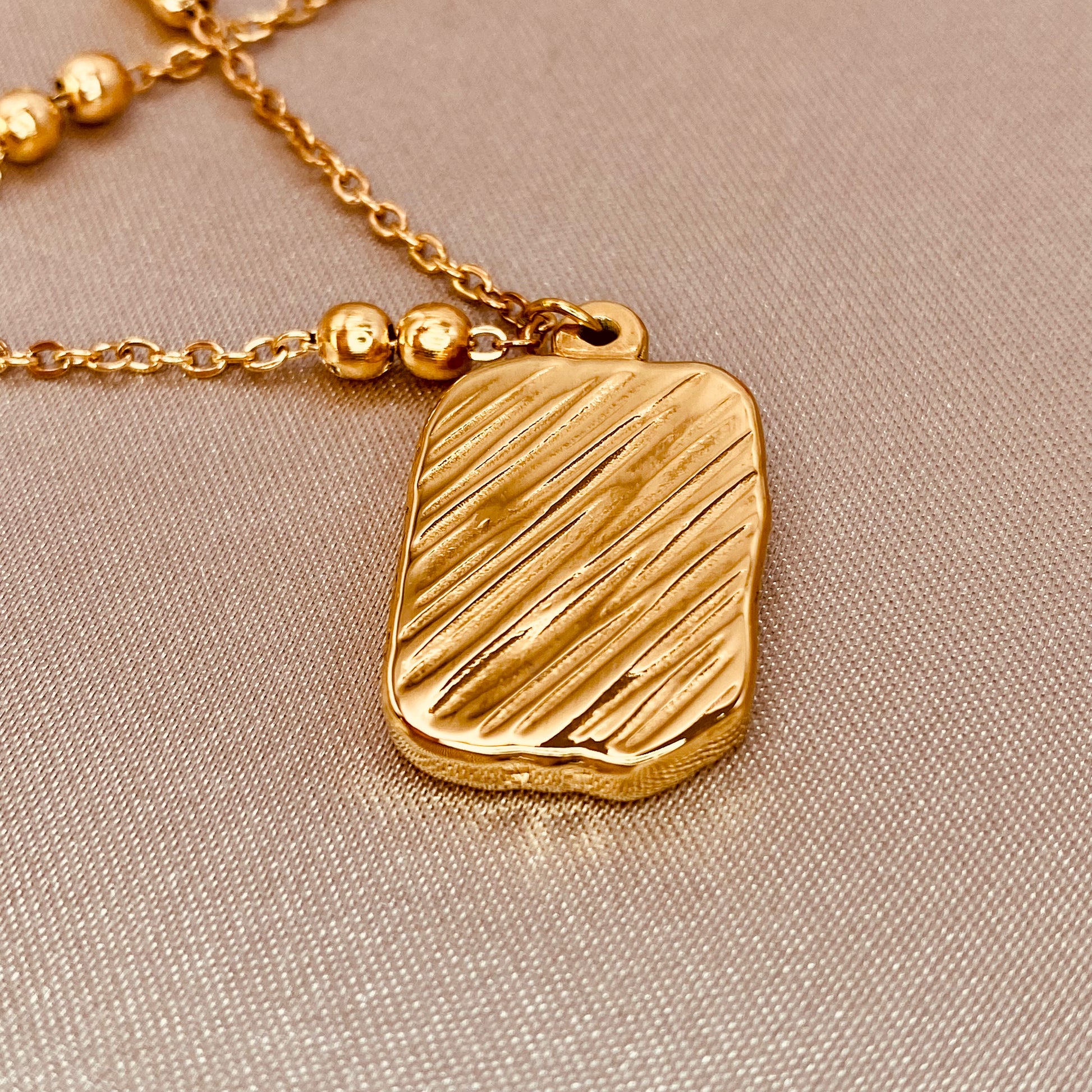 double_bead_necklace_gold_with_engraved_rose_pendant