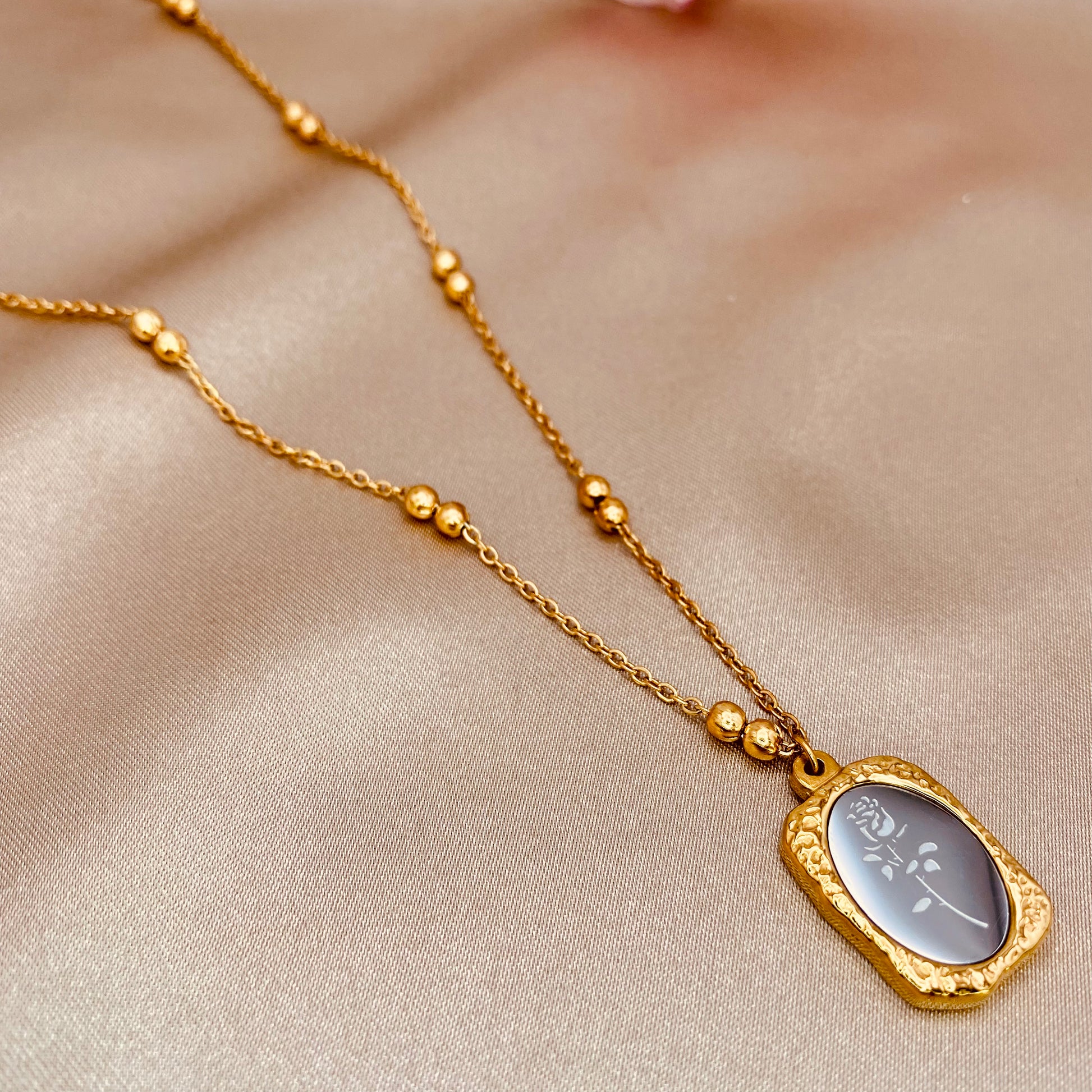 double_bead_necklace_gold_with_engraved_rose_pendant