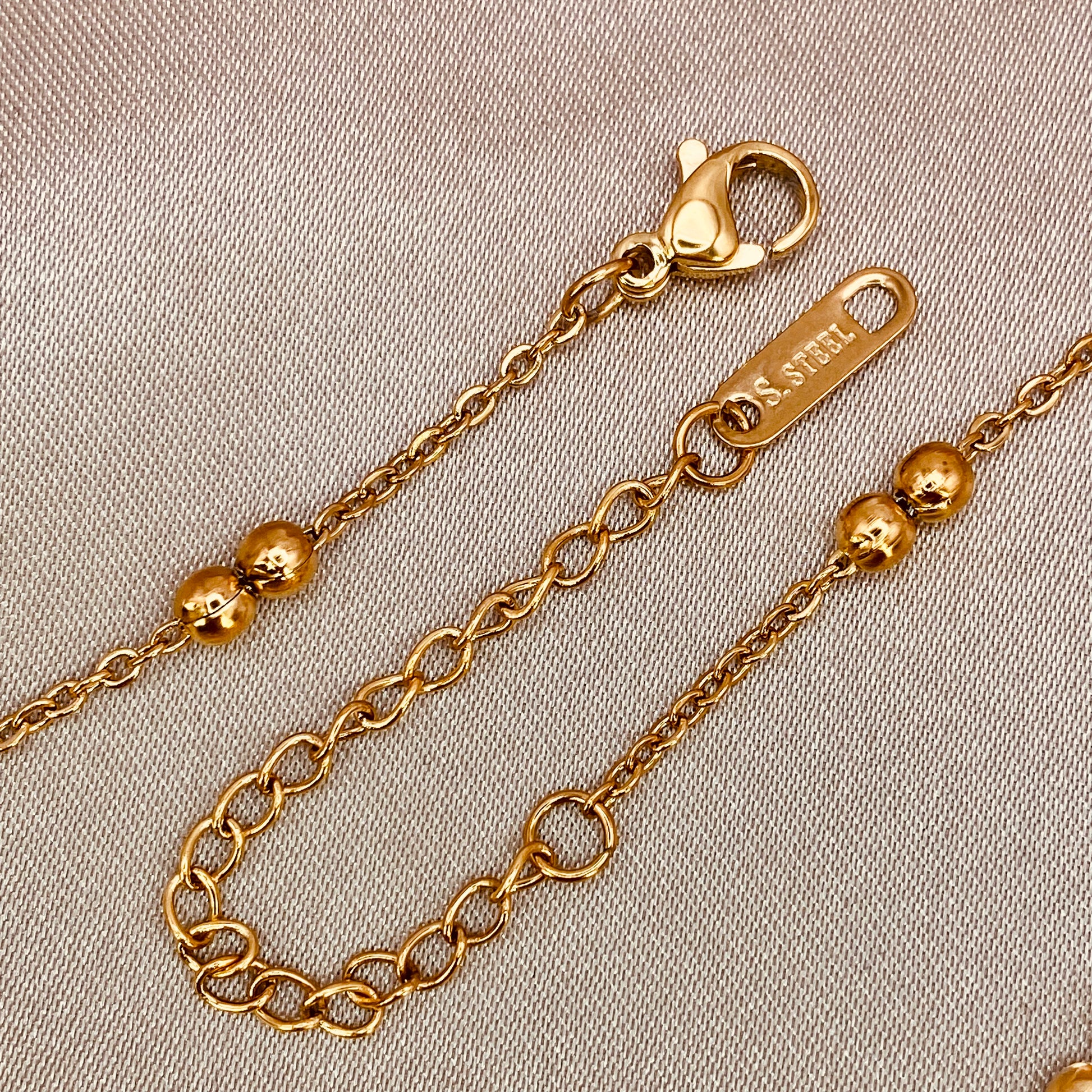 double_bead_necklace_gold_with_engraved_rose_pendant