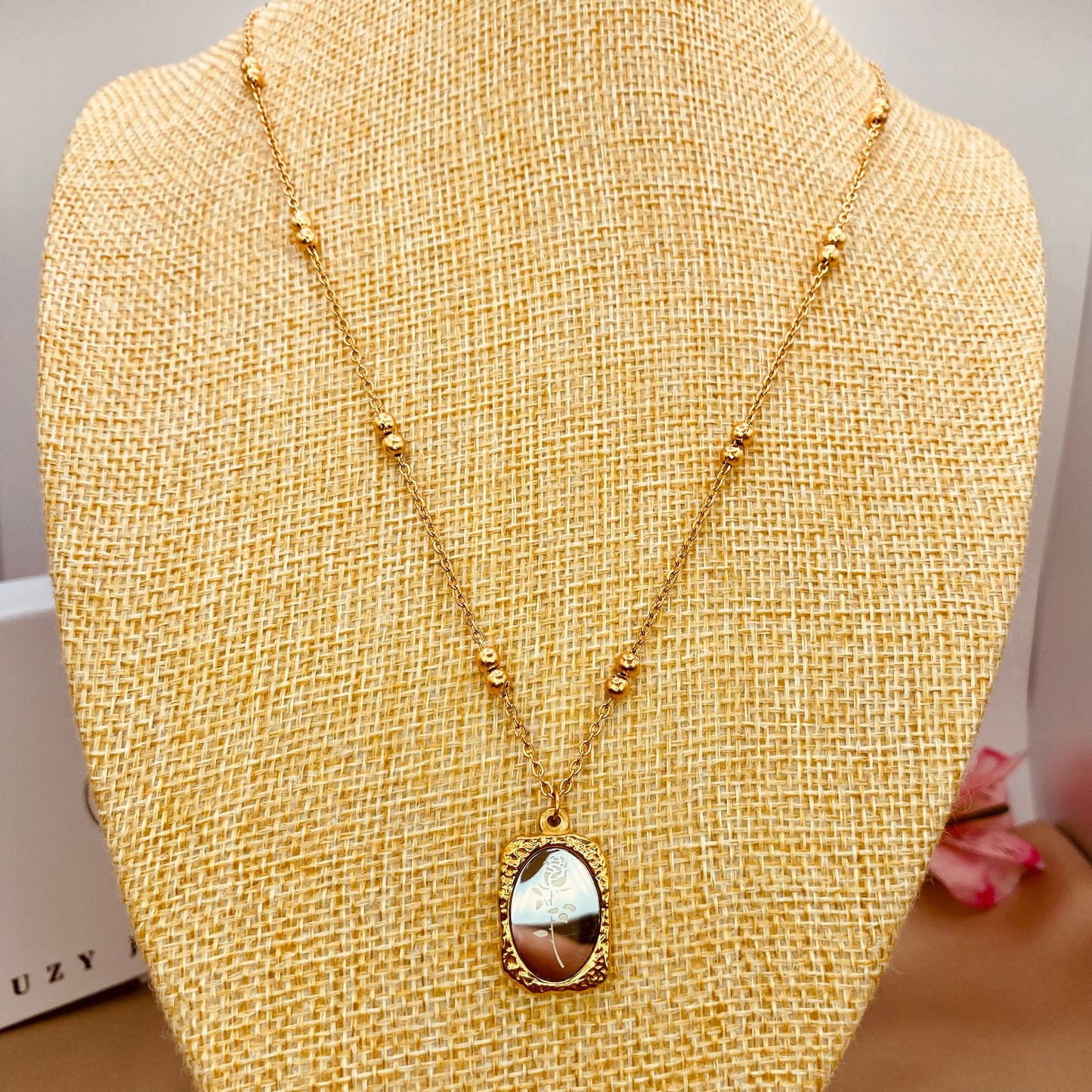 double_bead_necklace_gold_with_engraved_rose_pendant