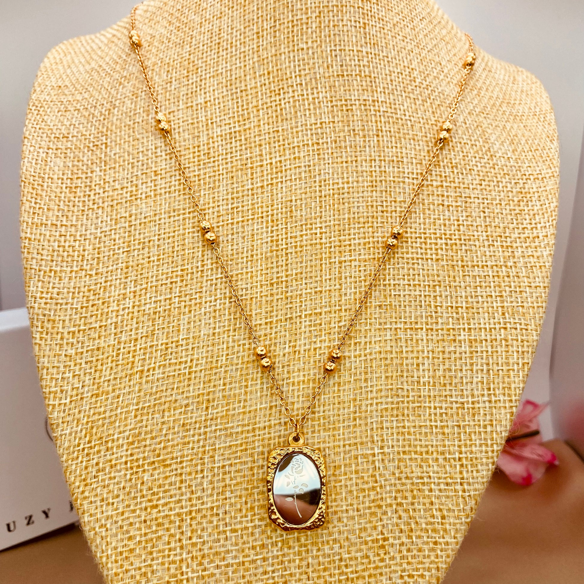 double_bead_necklace_gold_with_engraved_rose_pendant