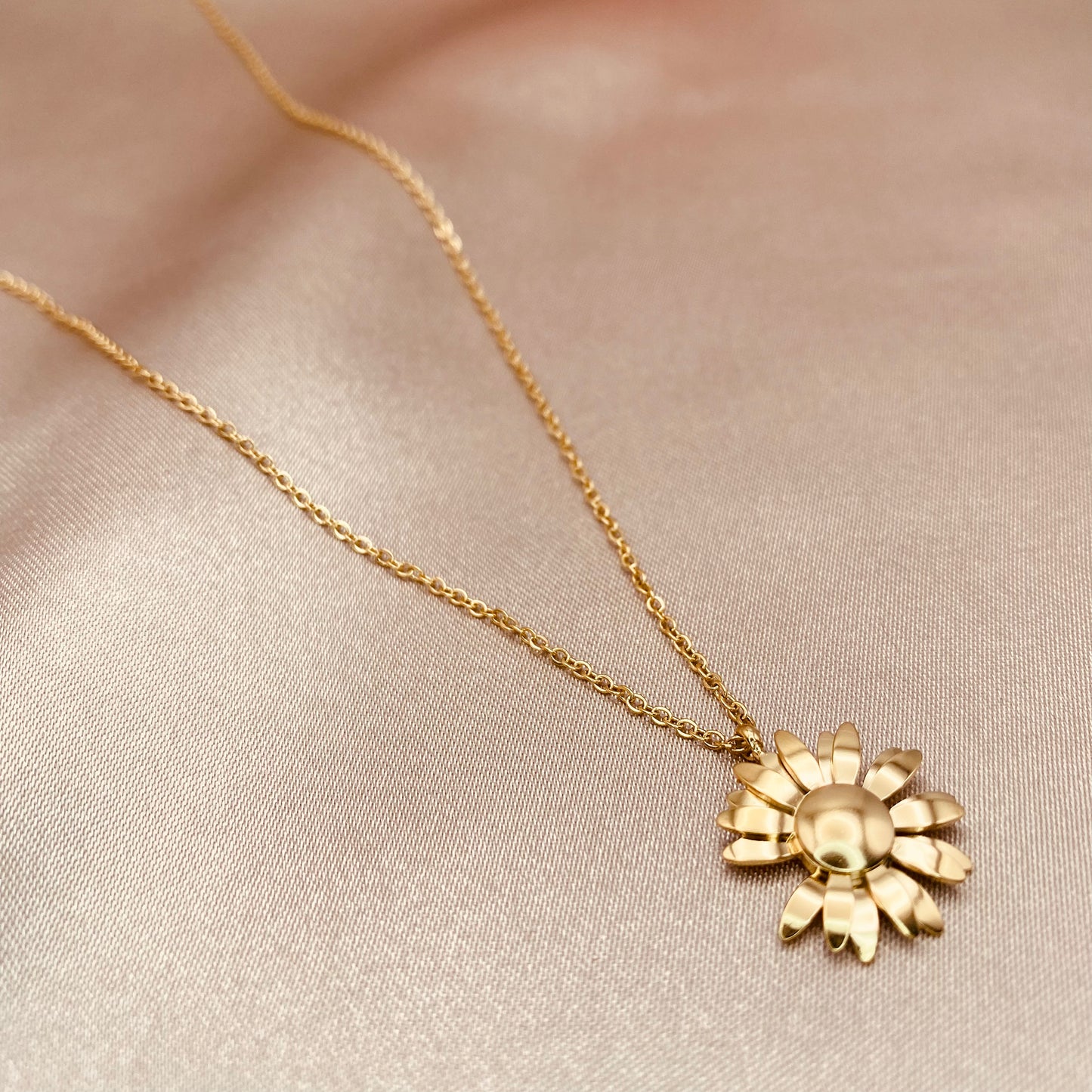 Gold_necklace_with_flower_pendant_and_dainty_chain