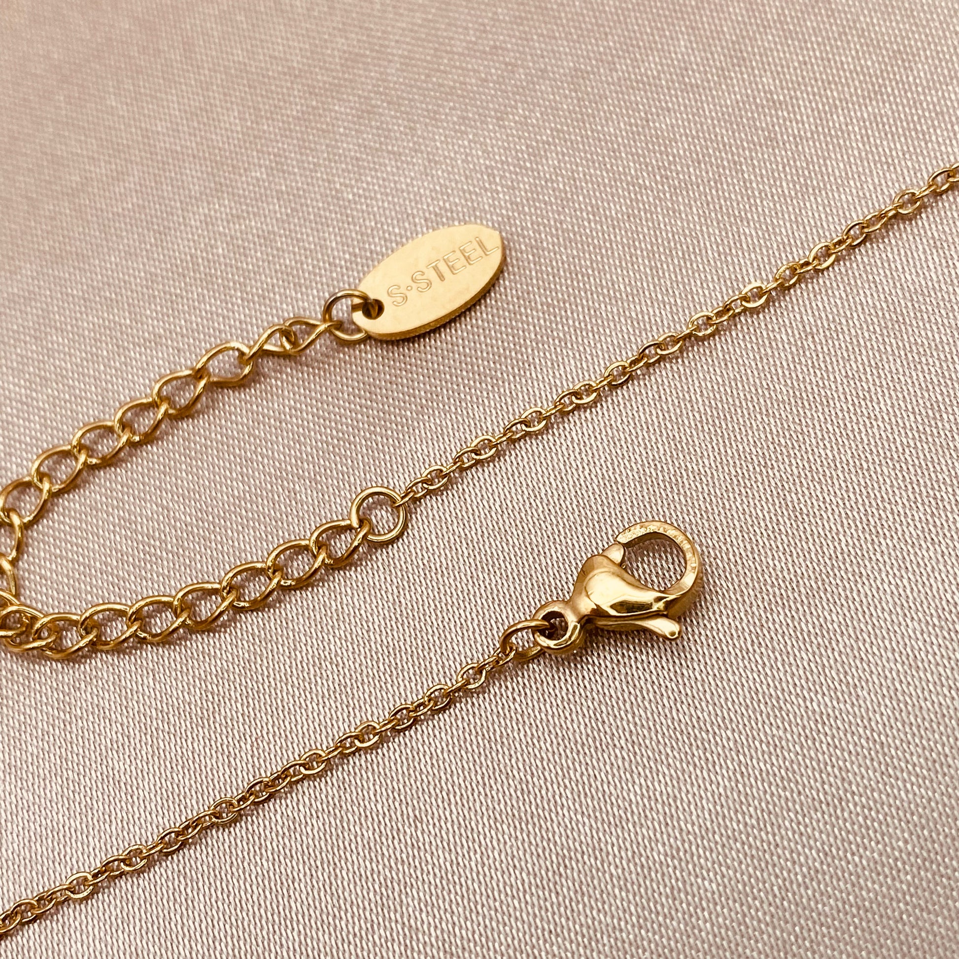 Gold_necklace_with_flower_pendant_and_dainty_chain