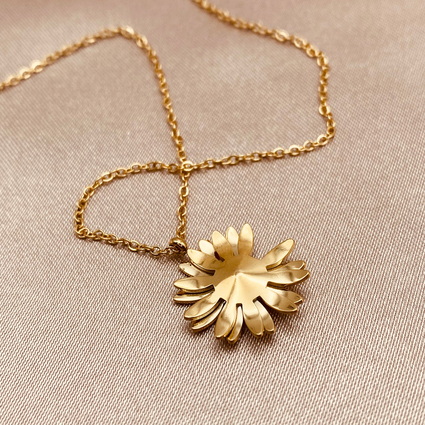 Gold_necklace_with_flower_pendant_and_dainty_chain