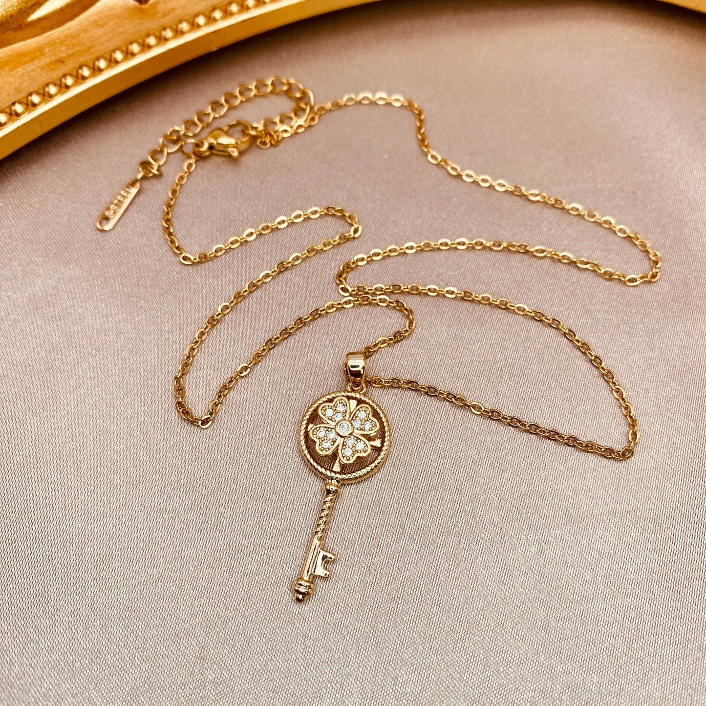 Four - Leaf - Key Necklace - Luzy JewelryLuzy JewelryFour - Leaf - Key Necklace - Luzy JewelryLuzy JewelryFour - Leaf - Key Necklace18kcubic zirconianecklace418kcubic zirconianecklace4