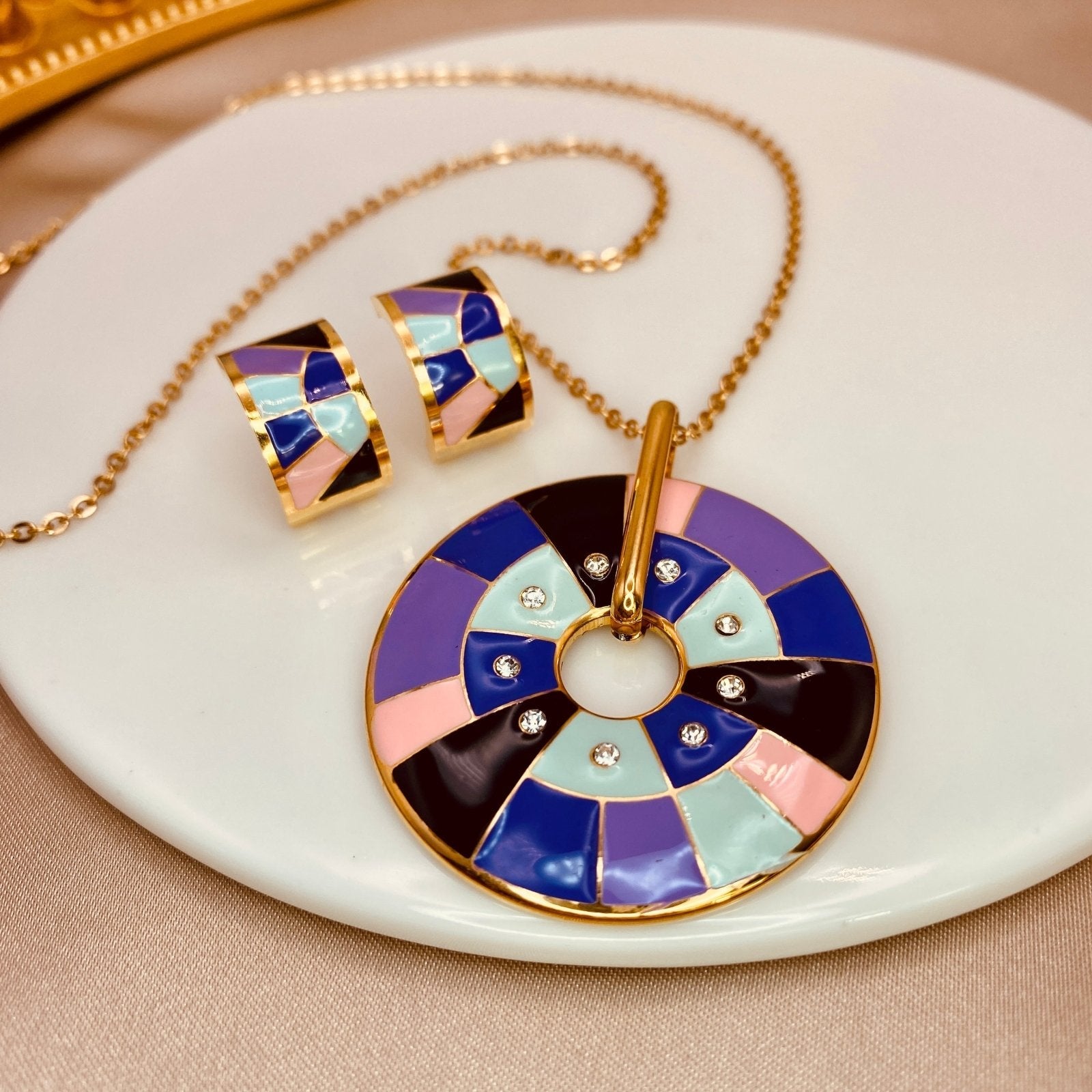 Palette Necklace - Luzy JewelryNecklacesLuzy JewelryPalette Necklace - Luzy JewelryNecklacesLuzy Jewelrymedallion_necklace_18k_colorful_with_matching_earrings_set18kmedallionnecklace418kmedallionnecklace4